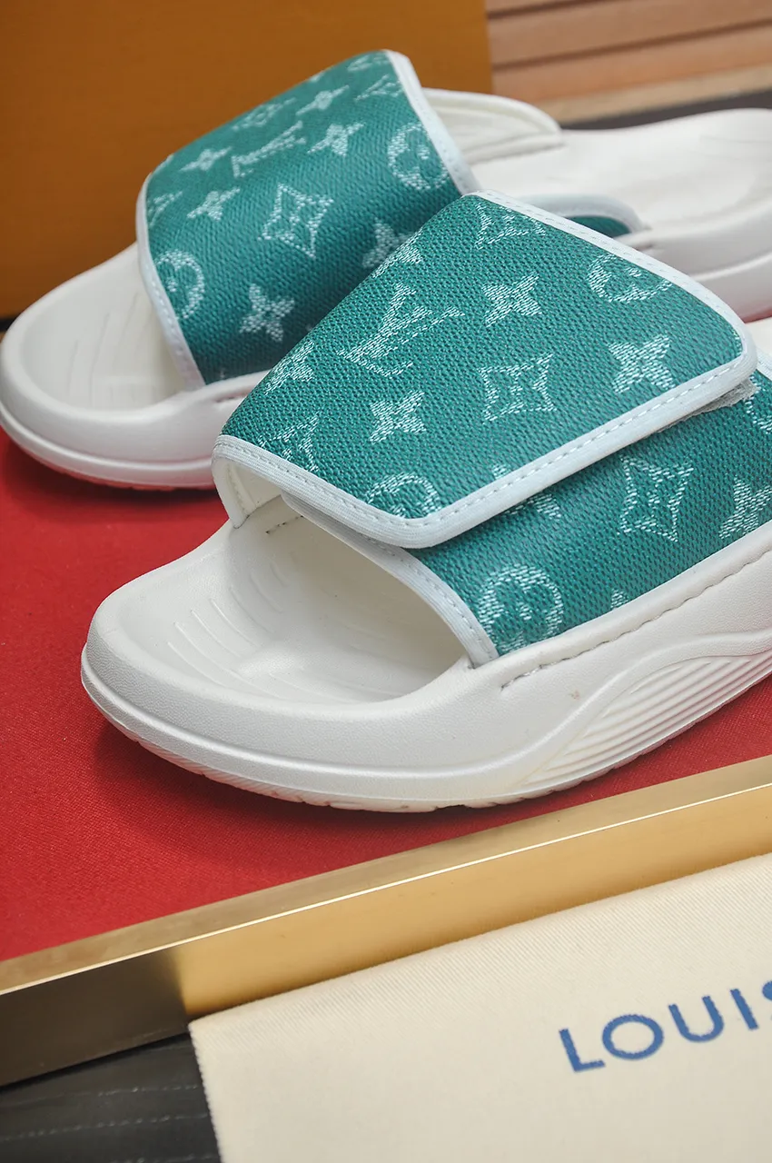 Men's men's shoes 💰340💶 [Louis Vuitton LV slippers] (high-end cowhide) counter 1:1 fashion style, a must-have for summer! The designer used LV’s iconic outsole. The original simple slippers instantly become fashionable! The upper is made of flexible special cowhide leather straps alternately, and the workmanship is exquisite! A must-have for stylish men in summer, size 38-45 (45 customized)
